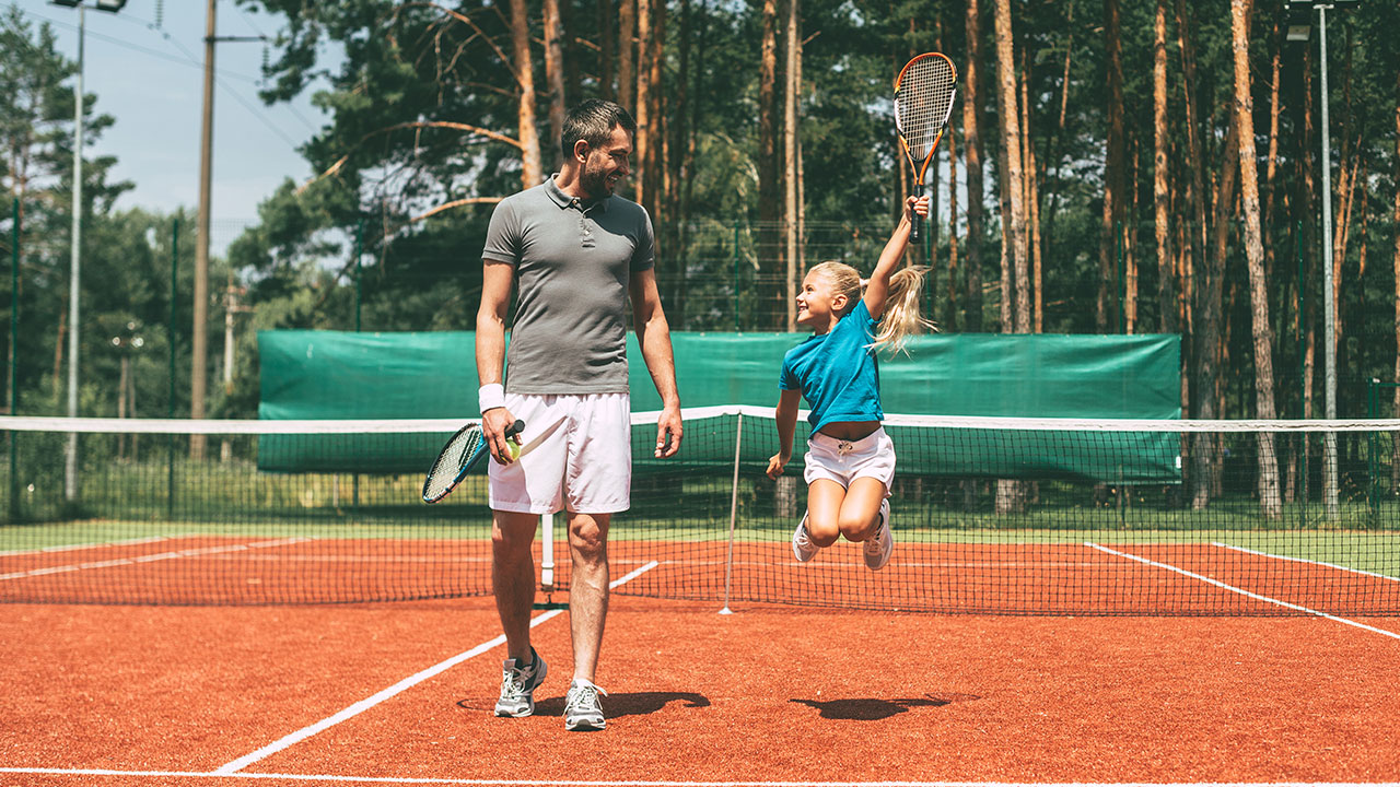 Vater und Tochter im Tennisclub