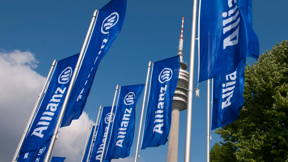 Allianz Fahnen vor blauem Himmel