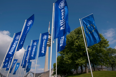 Bild von Allianz Flaggen vor blauem Himmel