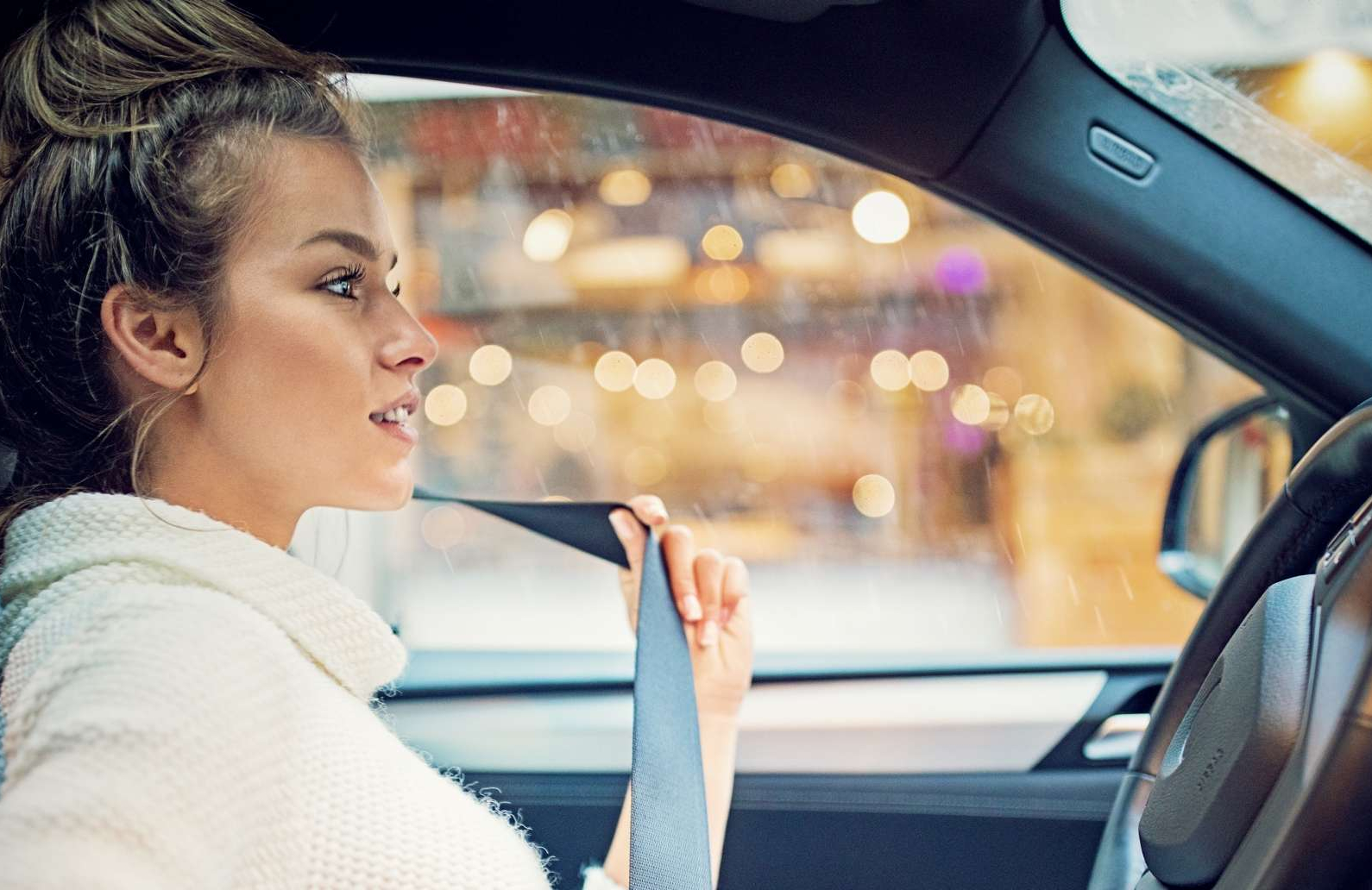 Allianz Kfz-Versicherung Bild Frau schnallt sich an im Auto