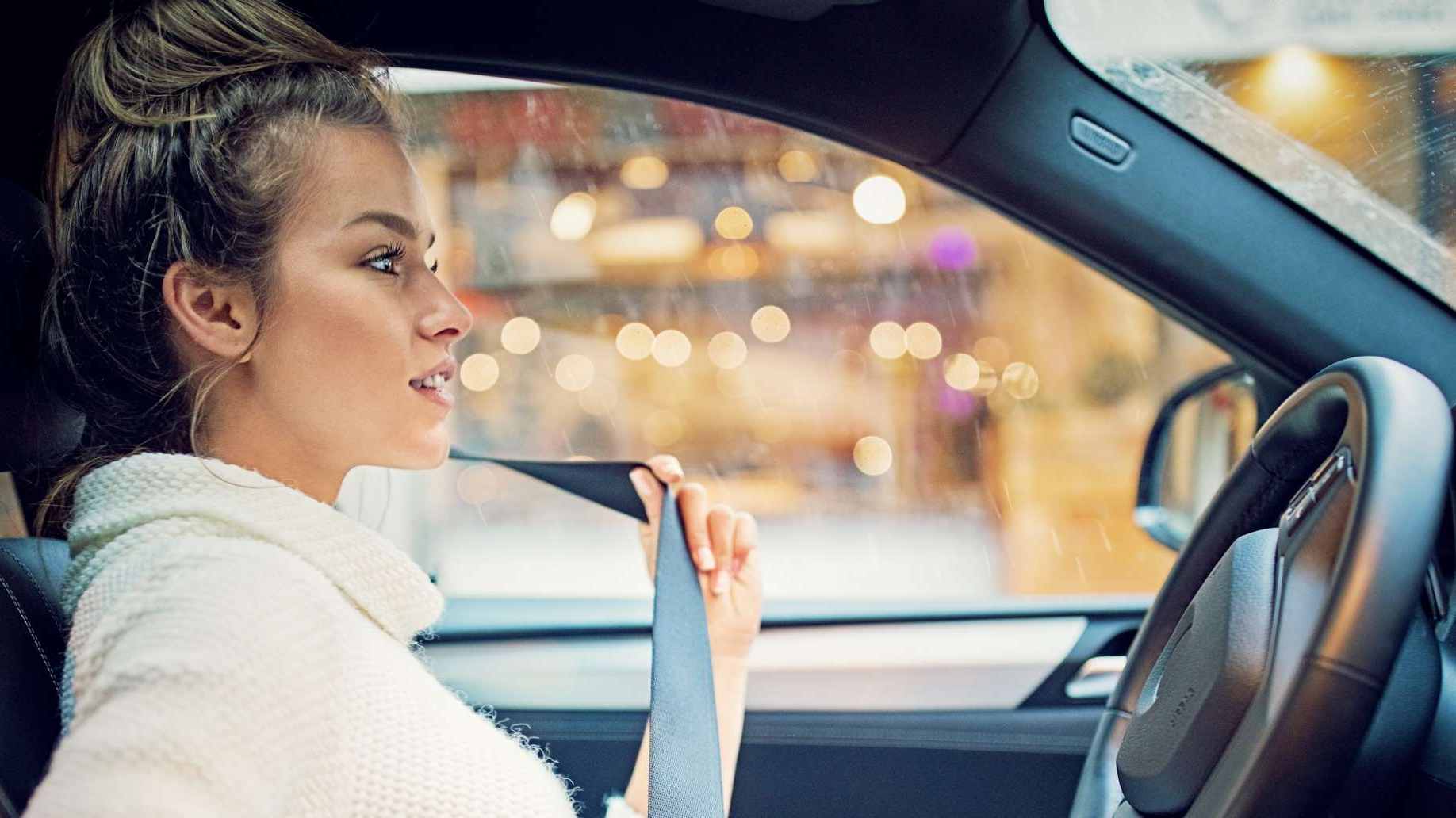 Allianz Kfz-Versicherung Bild Frau schnallt sich an im Auto