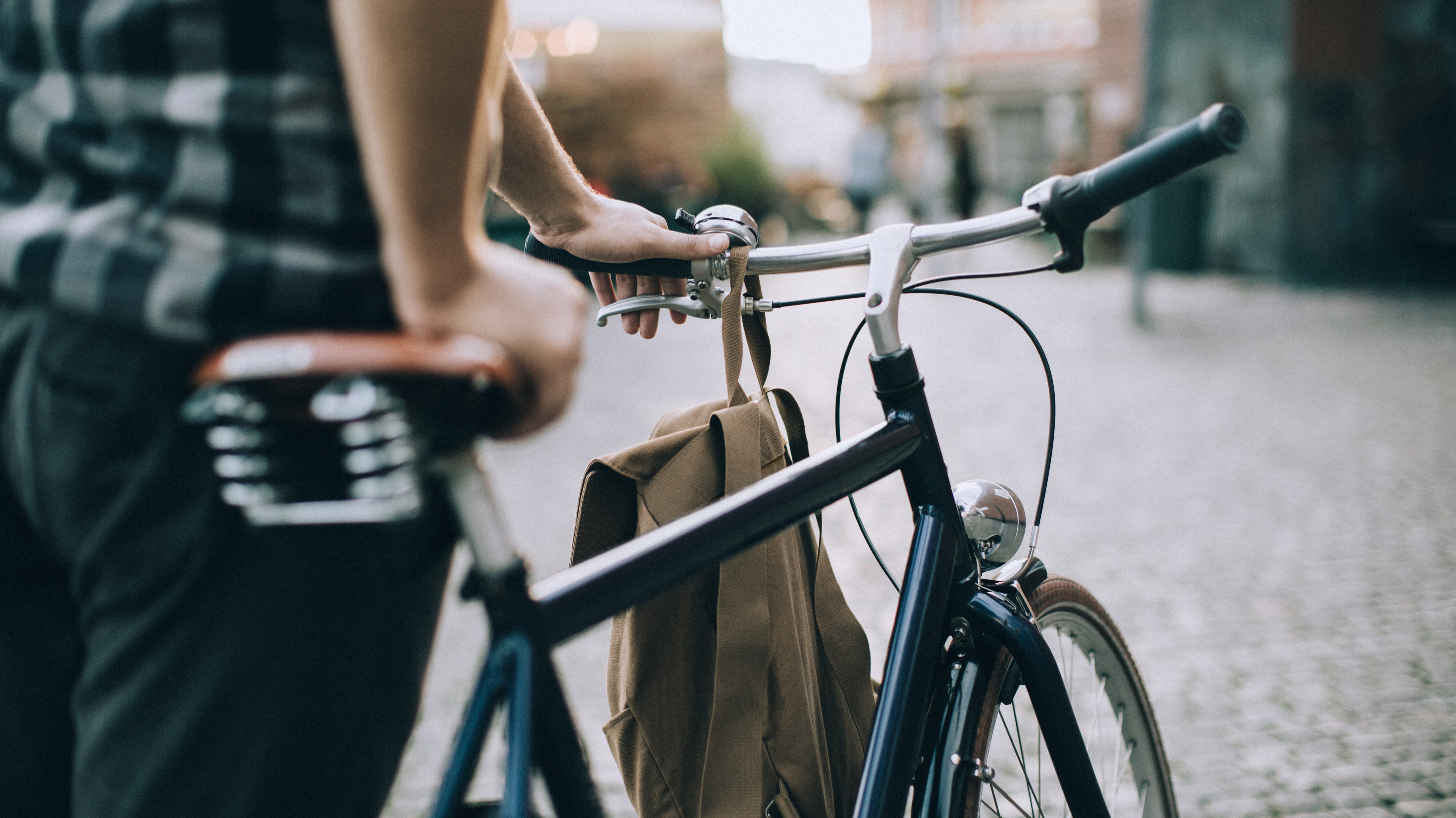 Junger Mann beim Einkauf mit seinem Fahrrad