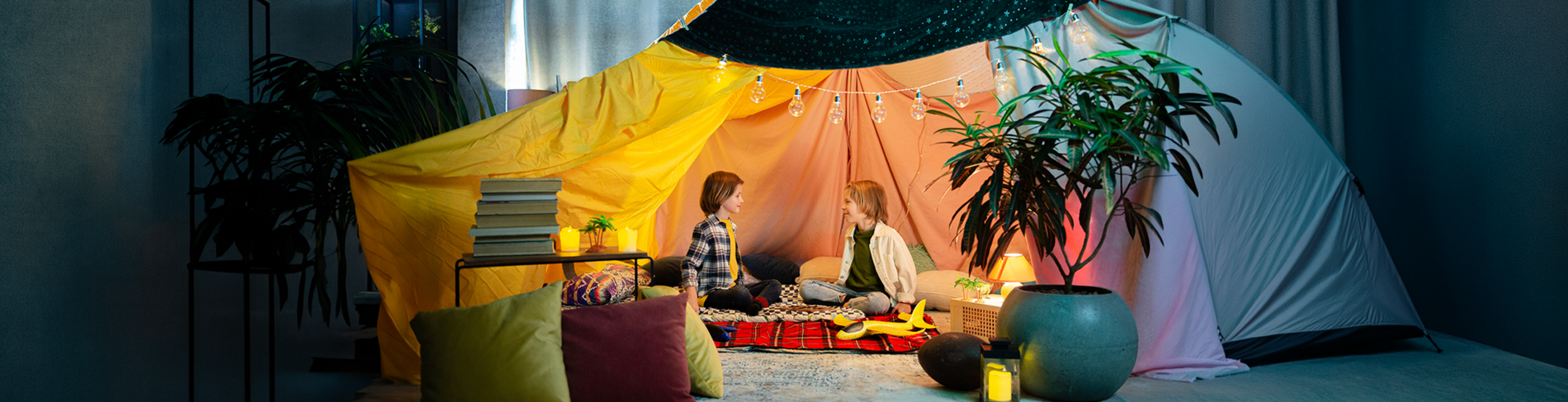 Abbildung zwei Kinder im Wohnzimmer Zelt