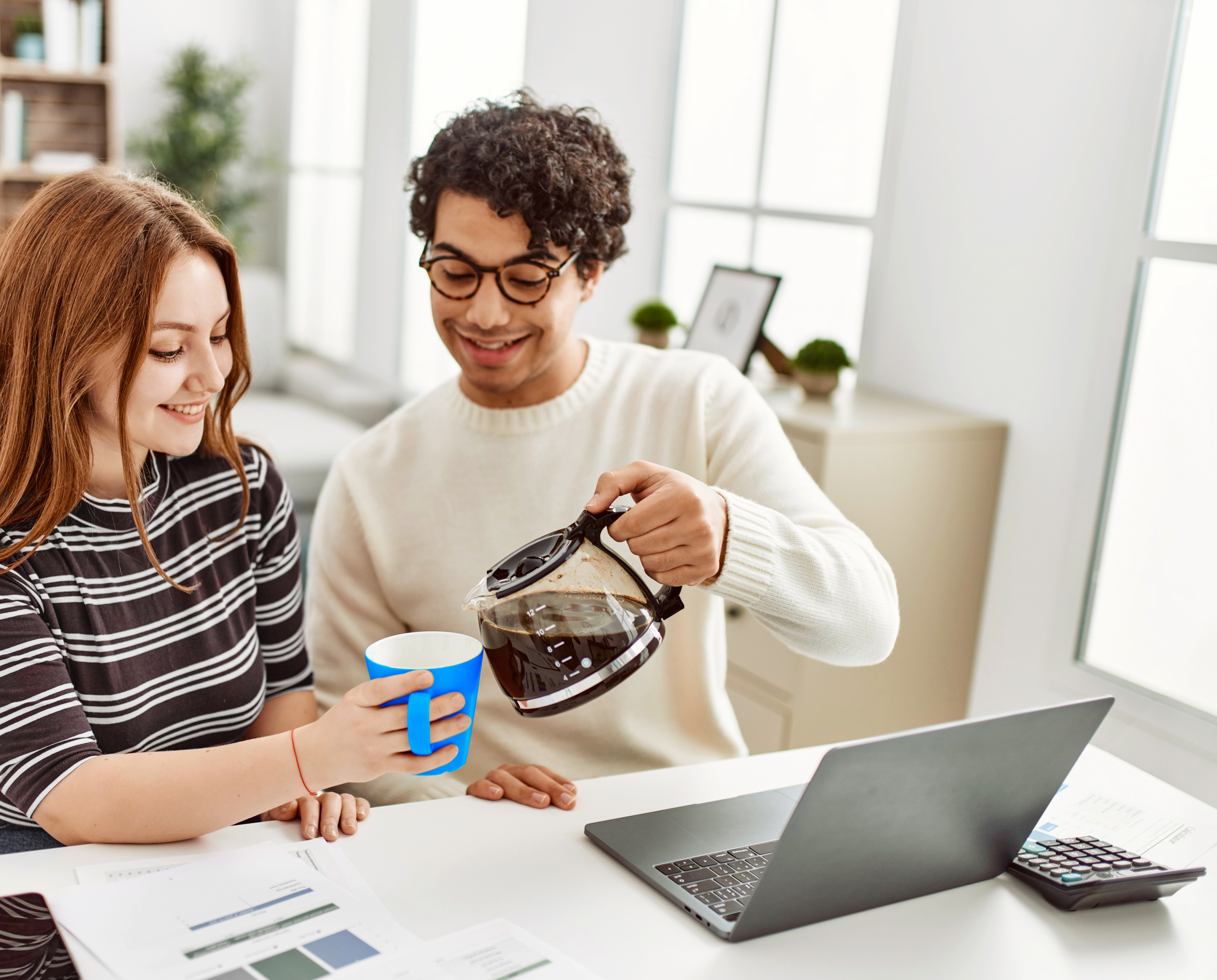 Frau und Mann bei Kaffeepause vor dem Laptop