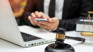 Allianz Rechtsschutzversicherung Bild Schreibtisch von Anwalt mit Laptop