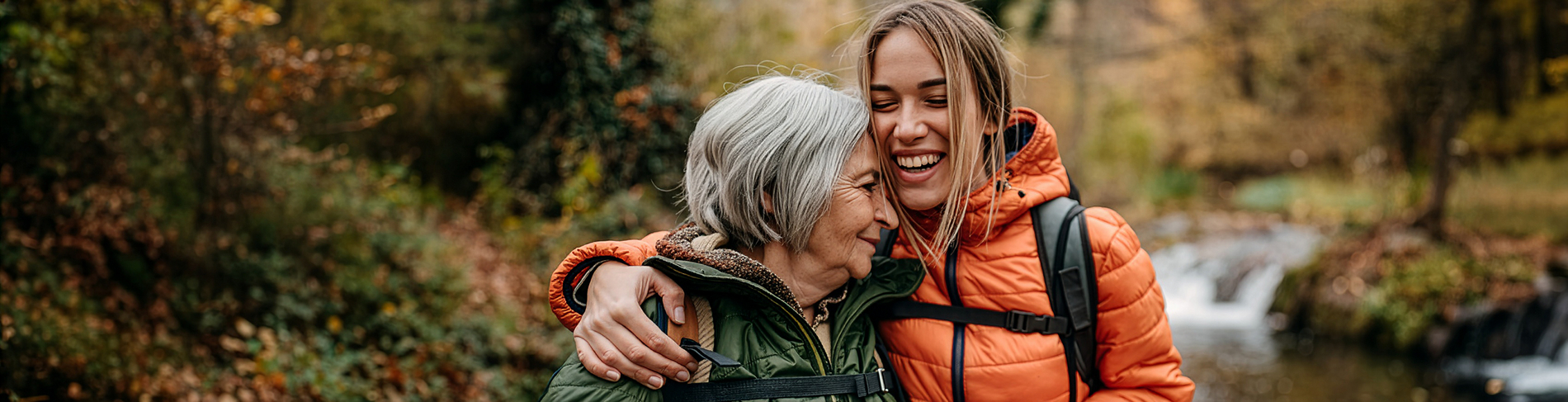 Zwei Frauen aus zwei Generationen bei einer gemeinsamen Waldwanderung